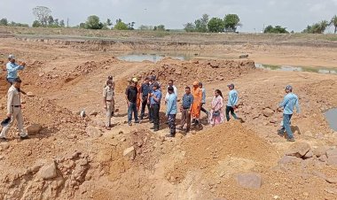 अचानक मिट्टी धसने से चार महिलाएं दबी दो महिला को सुरक्षित निकाला गया, दो कि दबने से हुई मौत