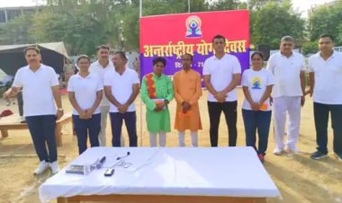 मिर्जापुर  धूमधाम से मना अन्तर्राष्ट्रीय योग दिवस मुख्य विकास अधिकारी एवं पुलिस अधीक्षक मिर्जापुर सहित पुलिस विभाग के आला अफसर रहे उपस्थित