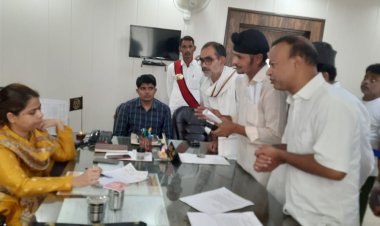 कांग्रेस के कार्यकर्ताओं ने जिलाधिकारी को सौंपा ज्ञापन