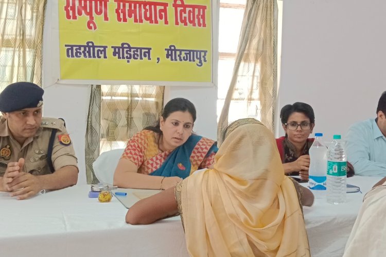 गुणवत्ता के साथ मामलों का करे निस्तारण, फरियादियों से संतुष्टि का भी रखें ख्याल -जिलाधिकारी  खोरडीह राजस्व प्रकरण में जानकारी न होने पर राजस्व निरीक्षक को लगाई फटकार  सरकारी हैंडपंप को बाउंड्री के अंदर रखने पर एफआईआर दर्ज कर कराये खाली  तहसील मड़िहान में जिलाधिकारी के समक्ष प्राप्त 130 प्रार्थना पत्रों में से मौके पर 09 का किया गया निस्तारण  मीरजापुर 17 जून 2023- जिलाधिकारी दिव्या मित्तल, पुलिस अधीक्षक संतोष कुमार मिश्रा व मुख्य विकास अधिकारी श्रीलक्ष्मी वीएस ने आज आयोजित संपूर्ण समाधान दिवस में 