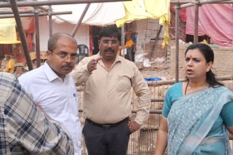 *विंध्याचल में निर्माणाधीन विंध्य कारीडोर का जिलाधिकारी दिव्या मित्तल ने प्रगति कार्य का किया निरीक्षण साथ में नगर मजिस्ट्रेट विनय कुमार सिंह व मंदिर प्रभारी सीपी पांडे 