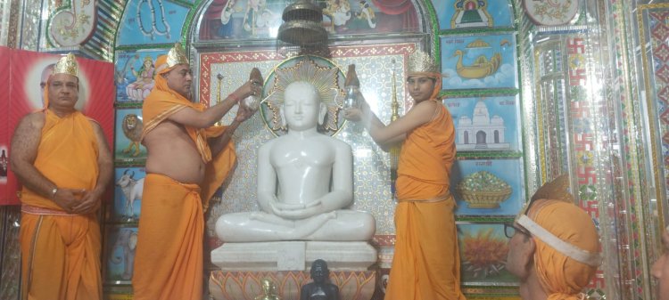 कटरा श्रावस्ती,   दिगंबर जैन मंदिर श्रावस्ती मैं पहुंचे जैन मुनि यतींद्र सागर जी महाराज और जैन अनुयायियों ने उनका स्वागत सत्कार किया ।