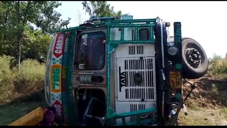 मुरादाबाद के कुंदरकी में बस और ट्रक की आमने-सामने टक्कर बड़ा हादसा होने से टला