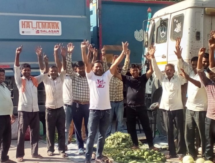 प्रशासन द्वारा ओवर लोड में सीज डंपरो को मंडी परिसर में खड़ा करने पर सब्जी व्यापारियों ने किया प्रदर्श
