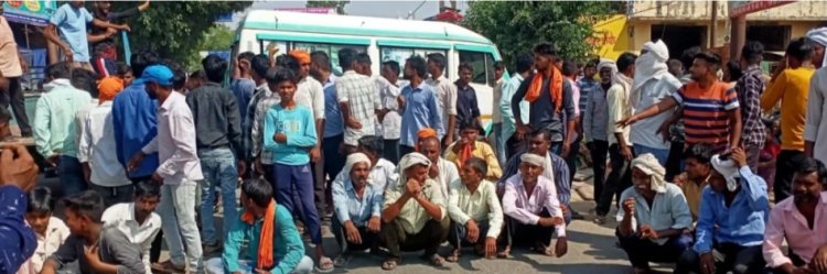 चौराहे पर शव रखकर ग्रामीणों ने किया हंगामा आरोपियों की गिरफ्तारी की मांग पुलिस के खिलाफ गरजे