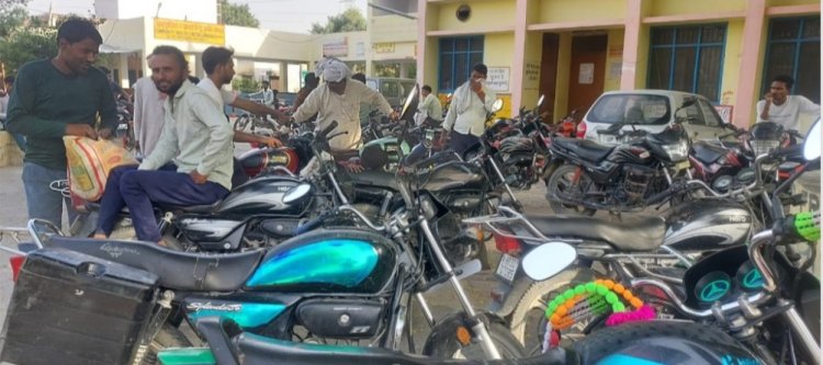 संभल में सामुदायिक स्वास्थ्य केंद्र बना अवैध पार्किंग का अड्डा