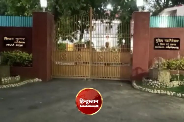Breaking News - यूपी डीजीपी आवास में एक साल बाद लगी नेम प्लेट दूसरे दिन हटी, कहीं उर्दू तो नहीं वजह