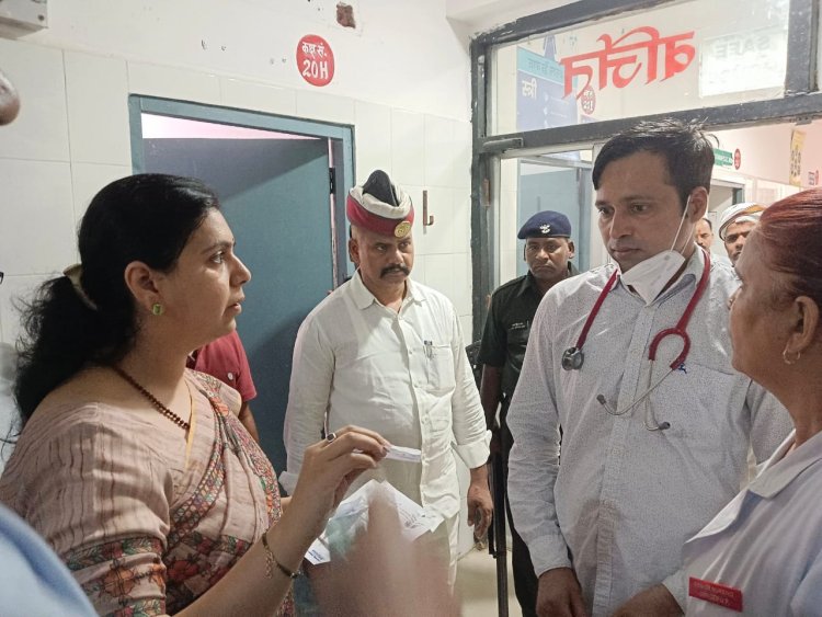 मीरजापुर हीट स्ट्रोक को लेकर डीएम पहुंची मंडलीय चिकित्सालय व्यवस्थाओं का जायजा लेने पहुंची डीएम दिव्या मित्तल बच्चों के लिए 100 अतिरिक्त बेडों की व्यवस्था की गई  अन्य मरीजों के लिए भी 50 अतिरिक्त बेड की व्यवस्था  DM की आम जनता से अपील ‘ज्यादा से ज्यादा पिएं पानी’