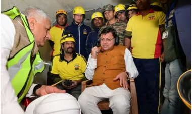 उत्तराखंड: सुरंग में फँसे 42 मज़दूरों से सीएम पुष्कर सिंह धामी ने की बात, जल्द से जल्द बाहर निकलवाने का भरोसा दिलाया।