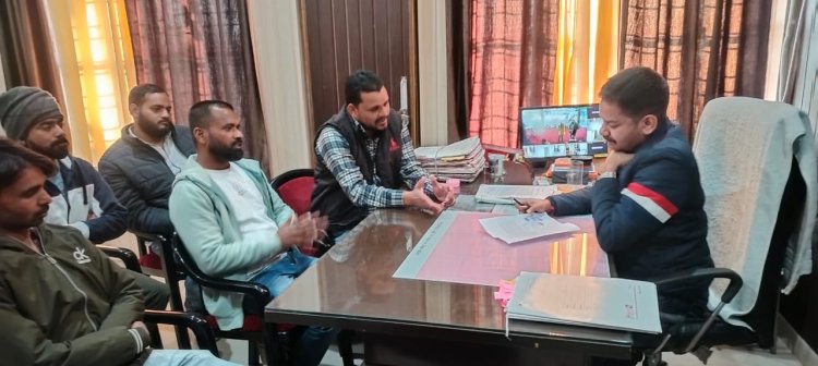 खनन माफियाओ द्वारा किए जा रहे, अवैध खनन को रोकने के लिए तहसीलदार को सौपा ज्ञापन।