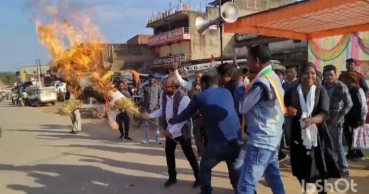 हसदेव कटाई के विरोध में सड़क पर उतरे युवा कांग्रेसी,मुख्यमंत्री साय का किया पुतला दहन ।