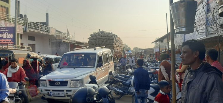 ओड़गी सप्ताहिक बाजार में फंसी एम्बुलेंस, पुलिस जवान नदारद, पत्रकारों ने की मदद 