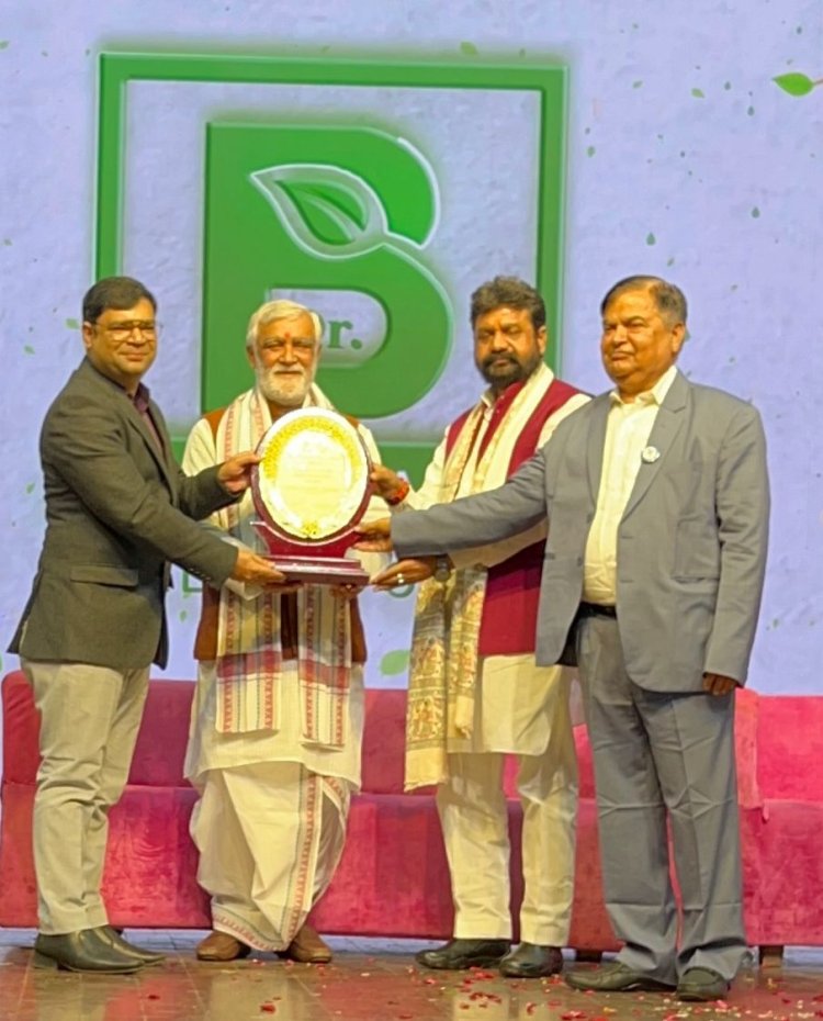 होम्योपैथी रत्न 2023 से नवाज़े गए वरिष्ठ होम्योपैथ चिकित्सक डा हेमन्त श्रीवास्तव।