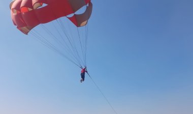 रामानुजगंज के तामेश्वर नगर हवाई पट्टी पर पैरासेलिंग एडवेंचर स्पोर्ट्स का आयोजन, एडवेंचर स्पोर्ट्स का लुत्फ उठा रहे लोग..