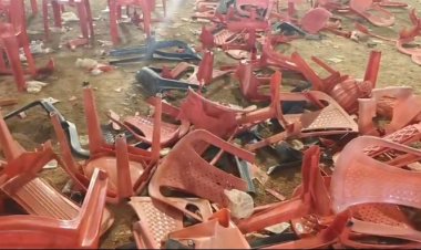 तातापानी में भोजपुरी कलाकार निरहुआ के कार्यक्रम में दर्शकों ने तोड़ दी सैकड़ों कुर्सियां..