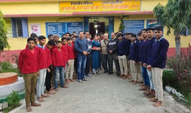 स्वेटर वितरण कार्यक्रम:शासकीय छात्रावास के बच्चों को रामकृष्ण विवेकानंद वेदान्त समिति ने बांटे स्वेटर बोले- जरूरतमंद की सेवा ही बड़ा पुण्य