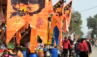 बाजारों में राम मंदिर उद्धघाटन को लेकर जबरजस्त उत्साह बिक रहा राम मन्दिर का झण्डा