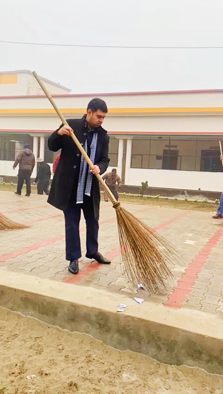 डीएम अनुनय झा ने थामी झाड़ू, कलेक्ट्रेट में चलाया सफाई अभियान; एसपी, एडीएम सहित अन्य अधिकारी और कर्मचारी भी हुए शामिल।