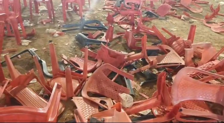 तातापानी में भोजपुरी कलाकार निरहुआ के कार्यक्रम में दर्शकों ने तोड़ दी सैकड़ों कुर्सियां..