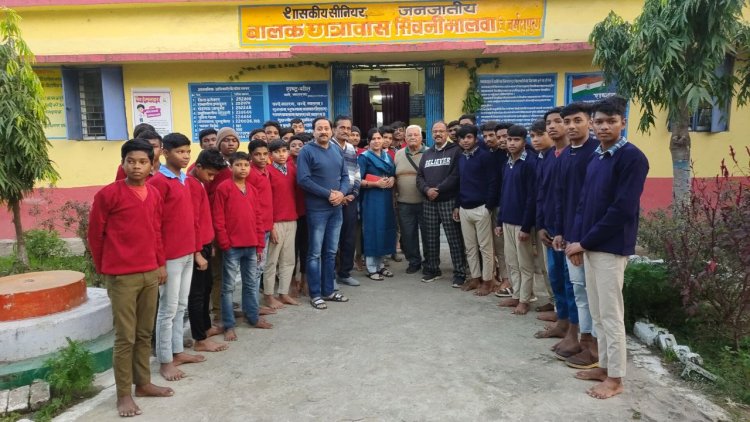 स्वेटर वितरण कार्यक्रम:शासकीय छात्रावास के बच्चों को रामकृष्ण विवेकानंद वेदान्त समिति ने बांटे स्वेटर बोले- जरूरतमंद की सेवा ही बड़ा पुण्य