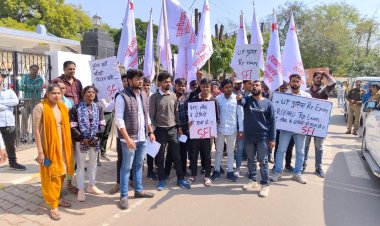 समीक्षा अधिकारी और उत्तर प्रदेश पुलिस भर्ती में हुई धांधली और पेपर लीक के विरोध मे प्रदर्शन किया ।