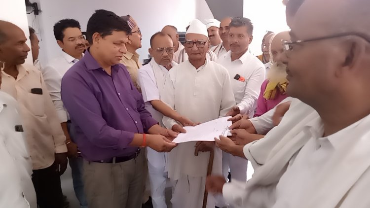 जिला विकास परिषद द्वारा 10 सूत्रीय मांगों को लेकर मऊगंज जिला अपर कलेक्टर को सौपा ज्ञापन।