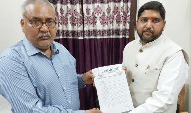 चौरी-चौरा के चौमुखी विकास व जन समस्याओं के निराकरण के लिए मंडल आयुक्त को ज्ञापन