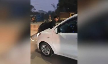 दौड़ती कार के बोनट पर लटका पति, अंदर बैठी रही पत्नी; हाईवे पर जिसने देखा नजारा. रह गया दंग