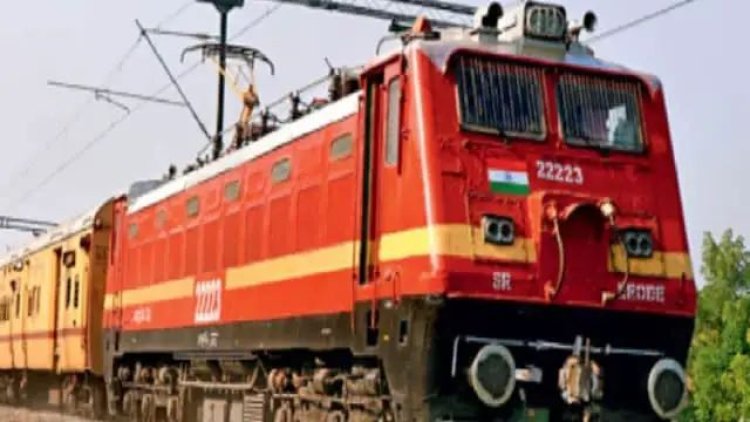 यूपी में फिर ट्रेन पलटाने की साजिश: पटरी पर मिला लोहे का गेट, रास्ते में रोकी गई आनंद विहार-कोटवाड़ा एक्सप्रेस ट्रेन