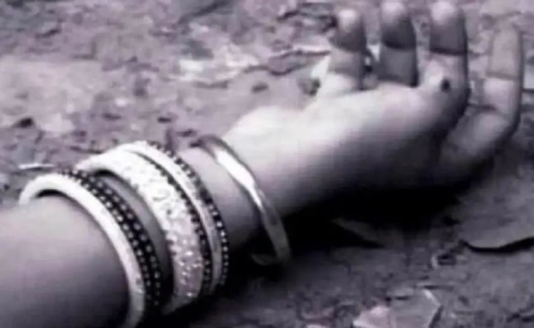 बाढ़ में महिला का शव बरामद, हत्या के बाद सड़क पर फेंकी लाश