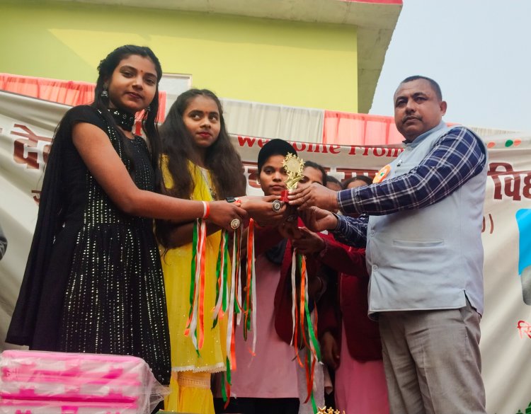 अजोरा देवी जनता उच्चतर माध्यमिक विद्यालय में हर्षोल्लास से मनाया गणतंत्र दिवस