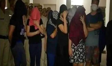 पुलिस: एक कमरे में पांच महिलाएँ, 17 पुरुष! बजबज में जो हो रहा था, पुलिस ने खींच-खींच कर उन्हें ले गई