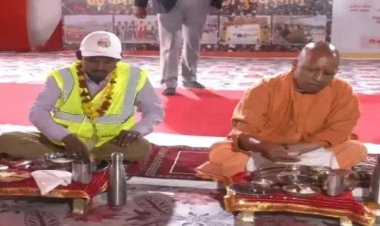 सनातन का ऐसा रूप देखकर विश्व हैरान! सफाईकर्मियों को साथ में बैठाकर खाना खिलाने लगे योगी, बोनस में दे दिया इतना इनाम