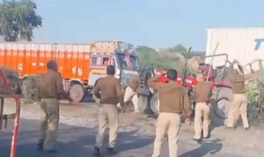 रेत माफियाओं के आगे बेबस दिखी पुलिस! वीडियो में देखें पुलिस वाले बरसाते रहे लाठियां फिर भी कैसे ट्रैक्टर लेके भागा ड्राइवर
