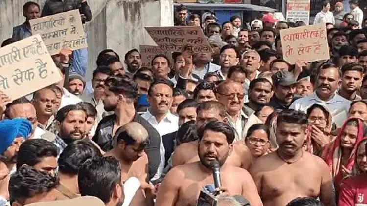 व्यापारियों ने मुंडवाया सिर... अर्धनग्न होकर कर रहे प्रदर्शन, इस चेतावनी के साथ किया थाने का घेराव