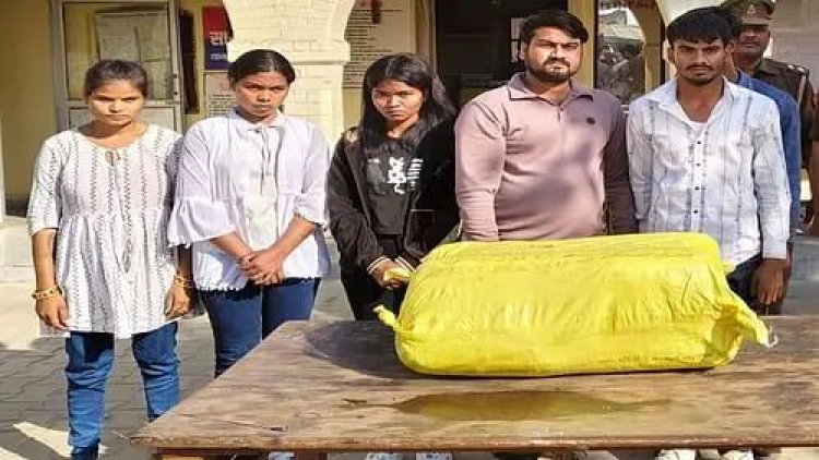 कार में तीन युवकों के साथ तीन युवतियां... और एक बोरी, पुलिस ने ली तलाशी तो रह गई दंग