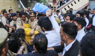 हटो, जाने दो... मेरठ पुलिस बचाती रही, वकीलों ने कोर्ट में ही साहिल को पीटा, देखें Video