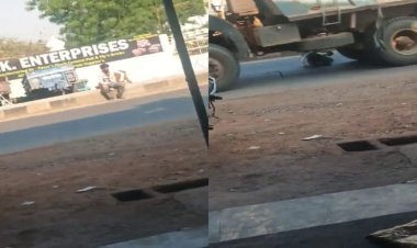मौत का LIVE VIDEO: डिवाइडर पर बैठा था युवक, फिर डंपर को आता देख लगा दी छलांग, मौके पर तोड़ा दम