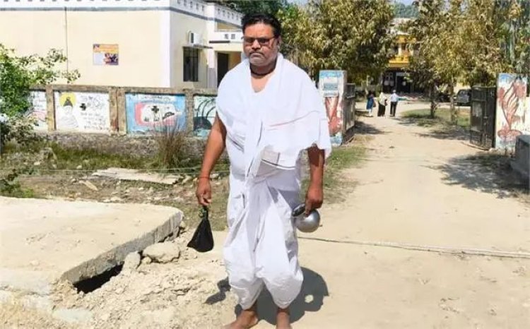पिता की मौत पर भी नहीं मिली छुट्टी... तीर और लोटा लेकर ट्रेनिंग में पहुंचे गुरुजी को देखकर मचा हड़कंप, प्रशिक्षकों ने भेजा वापस