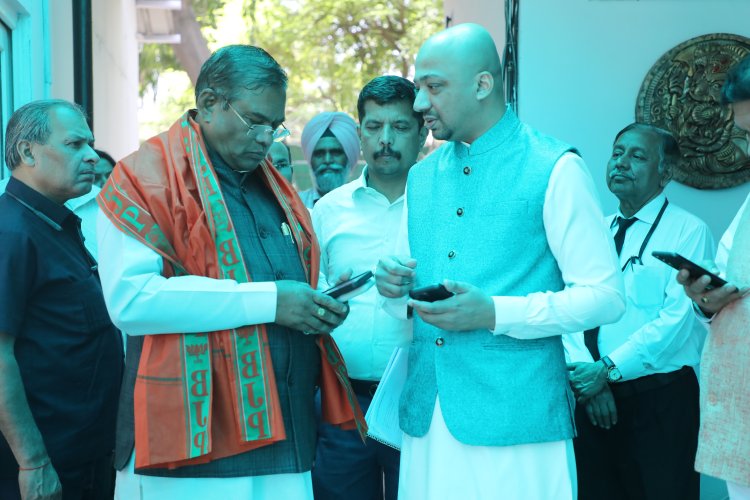 Maharashtra's social worker and small scale industrialist Mustafa Mun joined BJP