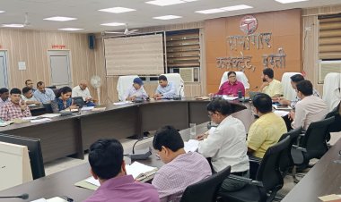 बस्ती 15 जुलाई 2025  कलेक्ट्रेट सभागार में जिलाधिकारी रवीश गुप्ता की अध्यक्षता में विकास कार्यों की मासिक समीक्षा बैठक आयोजित हुई