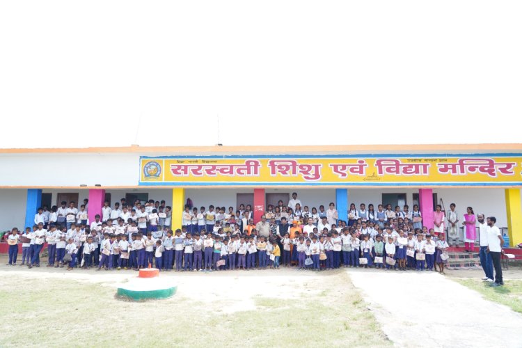 भारती युवा वेलफेयर एसोसिएशन द्वारा नेपाल सीमावर्ती क्षेत्र के बच्चों के बीच वितरित हुई शैक्षणिक व खाद्य सामग्री