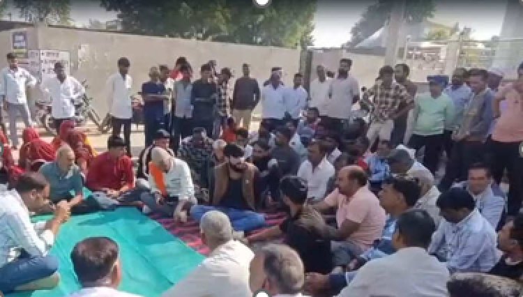 सीकर में तनाव: युवती के 'अपहरण' पर भड़के ग्रामीण, तीसरे दिन भी थाने पर डेरा