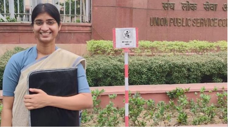 IAS Success Story: पिता के जाने गम, मां का दुख... बिना कोचिंग इन हालातों में IAS बनी थीं बिहार की बेटी गरिमा
