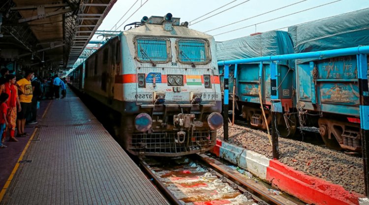 Railway Vacancy 2025: बंद होने वाली है रेलवे में 2585 वैकेंसी की एप्लीकेशन विंडो, ₹44,900 तक है सैलरी