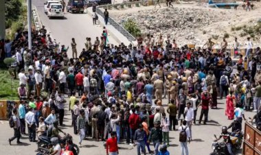 नोएडा में मजदूरों का उग्र प्रदर्शन, पुलिस ने 60 को किया गिरफ्तार, 200 से अधिक लोग हिरासत में